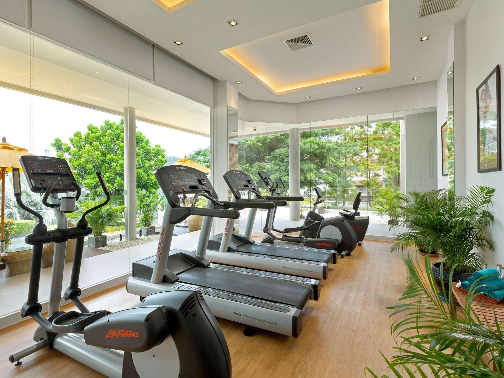 Grand Mercure Phuket Patong Εξωτερικό φωτογραφία The gym at the hotel