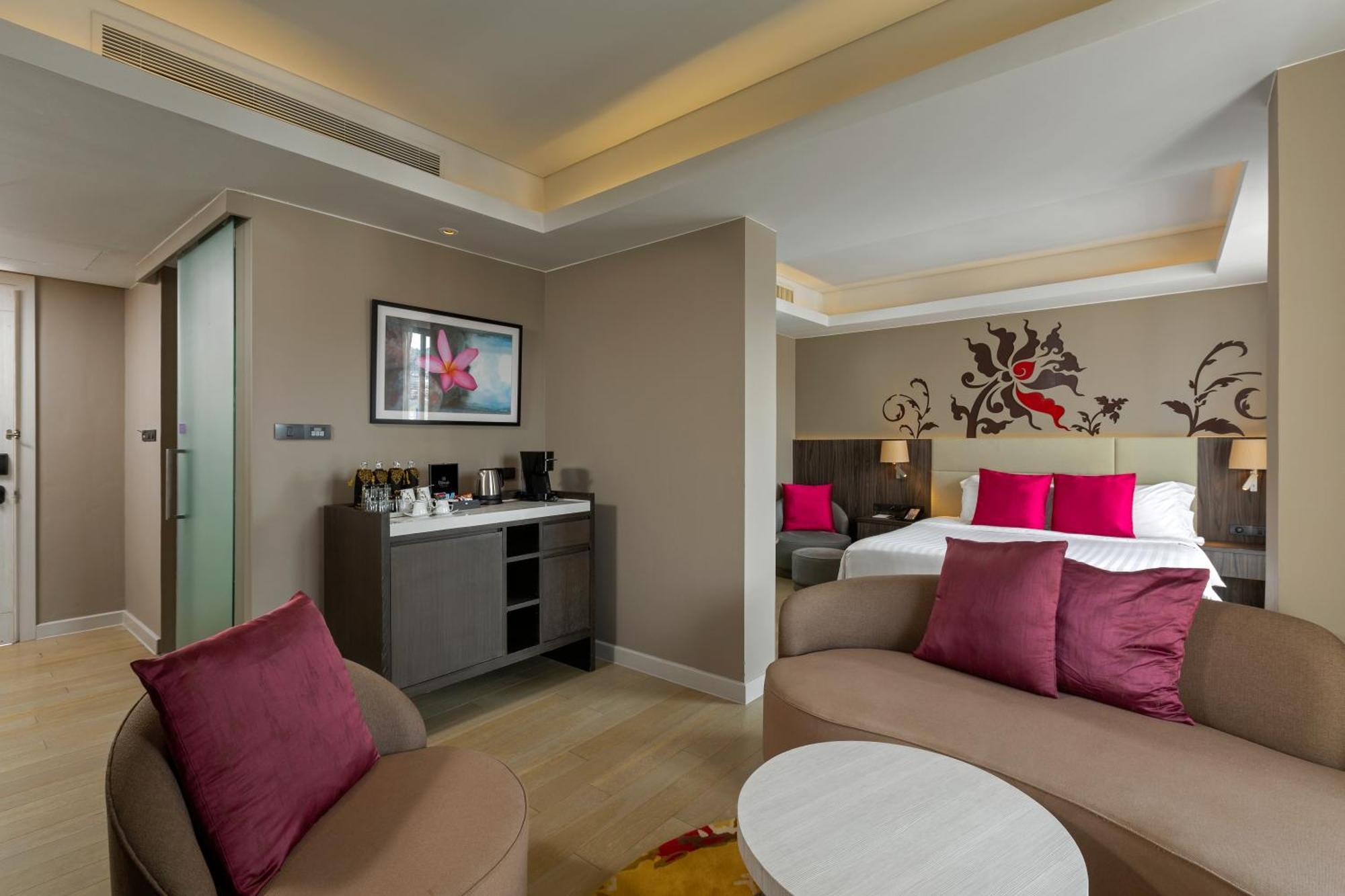 Grand Mercure Phuket Patong Εξωτερικό φωτογραφία A suite at the hotel