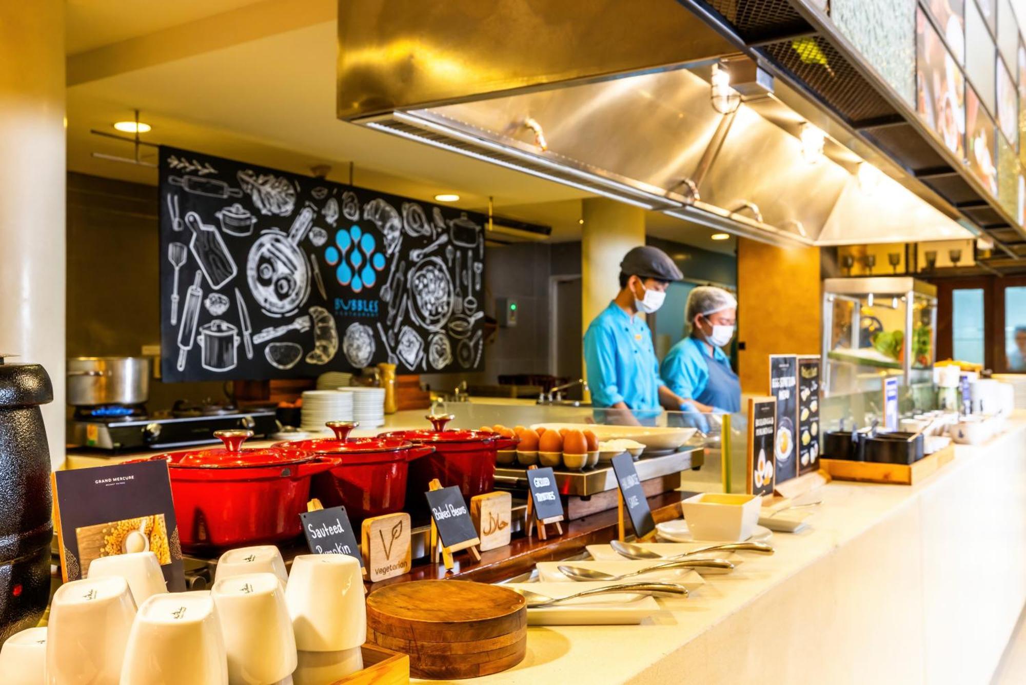 Grand Mercure Phuket Patong Εξωτερικό φωτογραφία Live Kitchen at The Deck