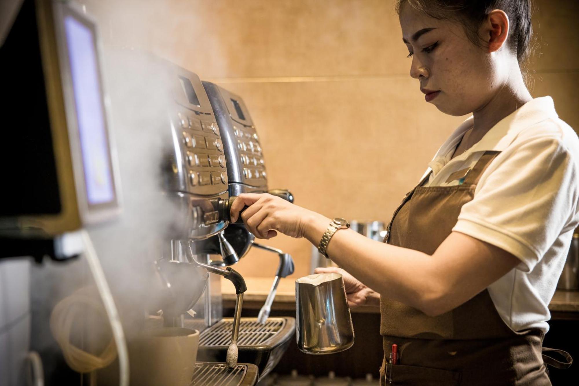Grand Mercure Phuket Patong Εξωτερικό φωτογραφία A barista making coffee