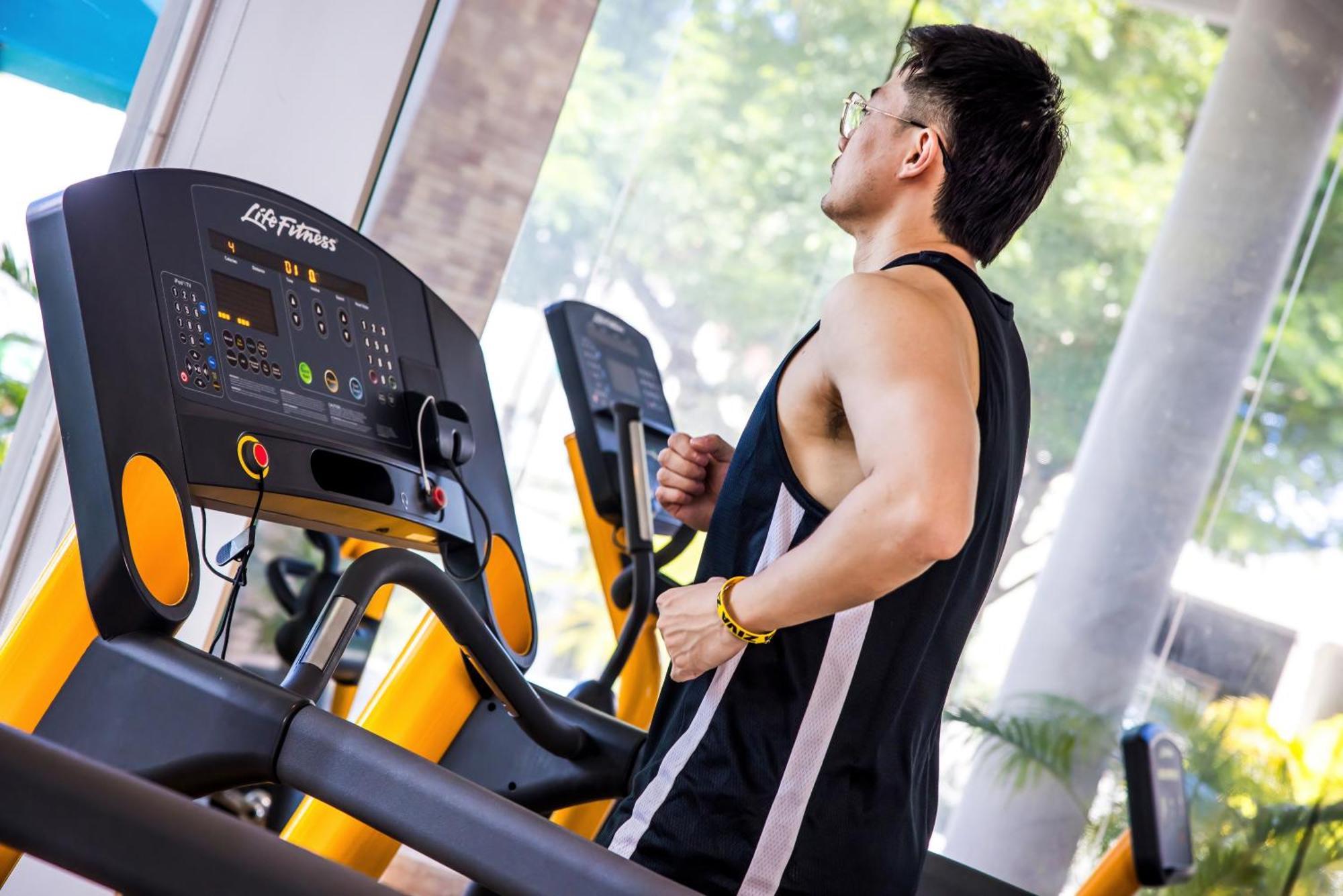 Grand Mercure Phuket Patong Εξωτερικό φωτογραφία A man exercising on a treadmill