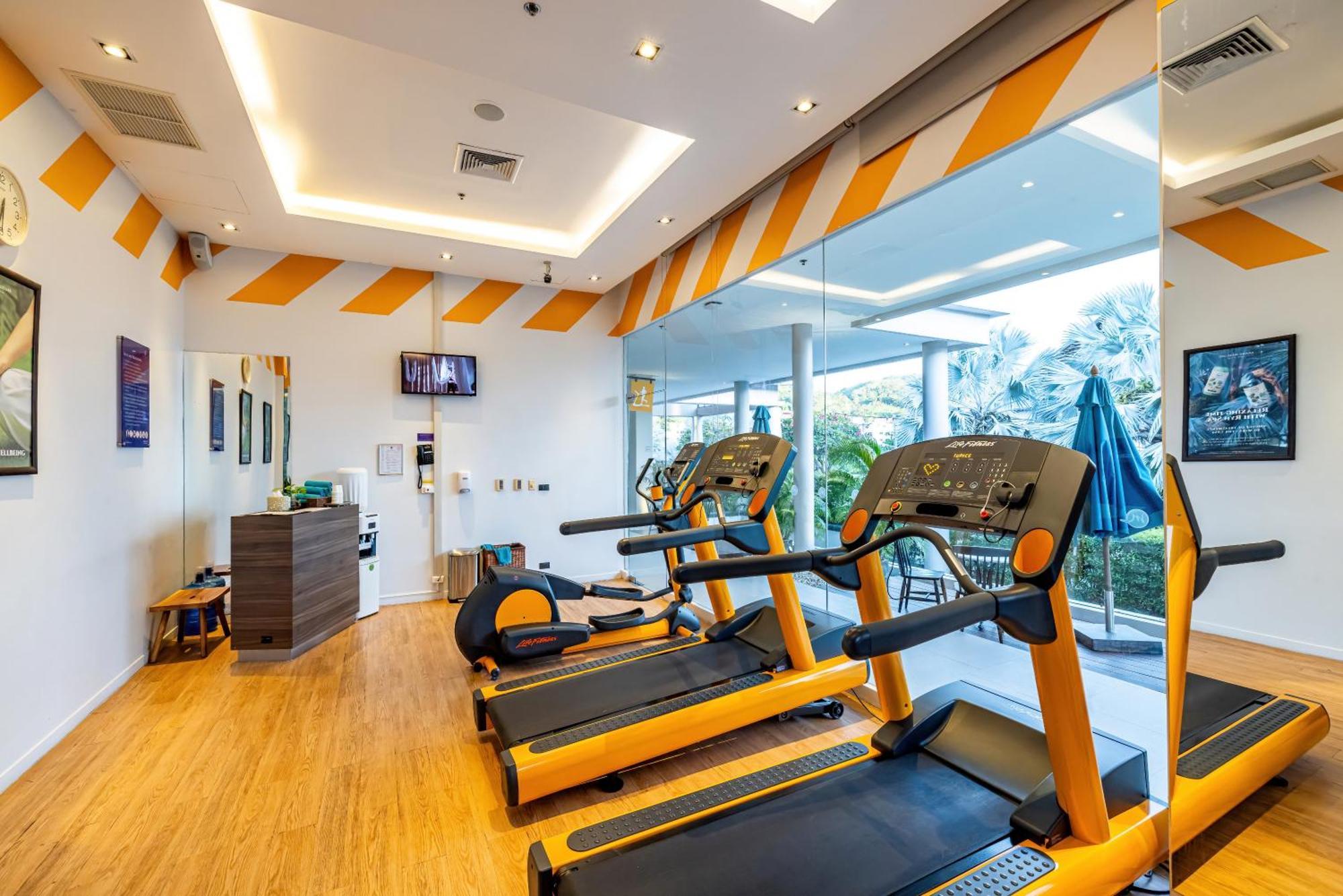 Grand Mercure Phuket Patong Εξωτερικό φωτογραφία The gym at the hotel