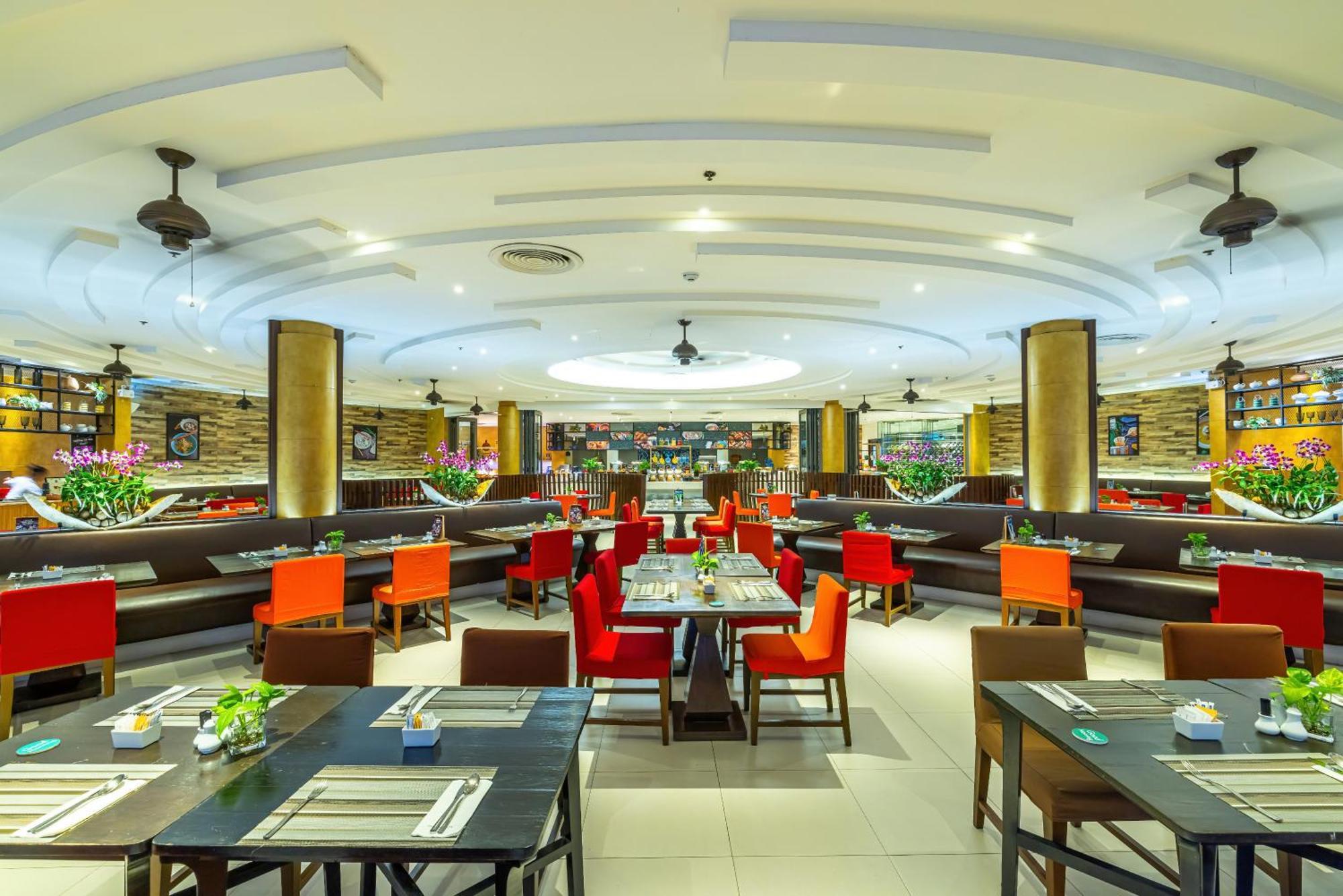 Grand Mercure Phuket Patong Εξωτερικό φωτογραφία The interior of a buffet restaurant in Vietnam