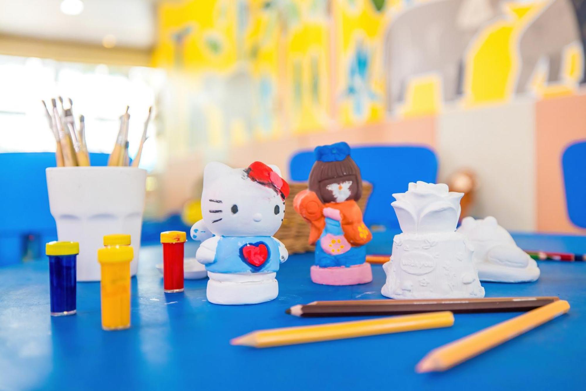Grand Mercure Phuket Patong Εξωτερικό φωτογραφία Hello Kitty and her friends