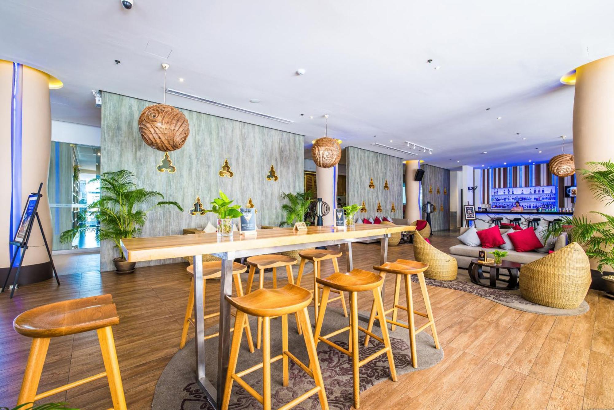 Grand Mercure Phuket Patong Εξωτερικό φωτογραφία The bar at the hotel
