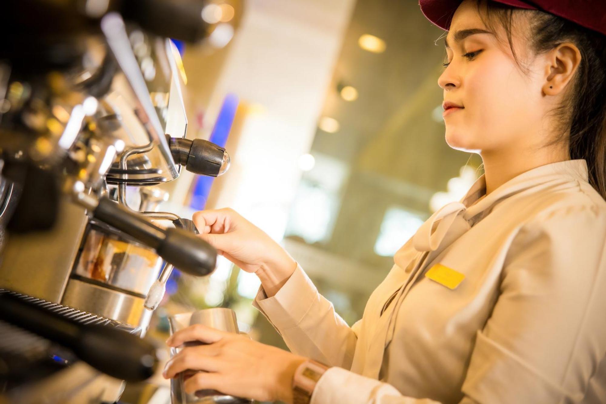 Grand Mercure Phuket Patong Εξωτερικό φωτογραφία A barista at work