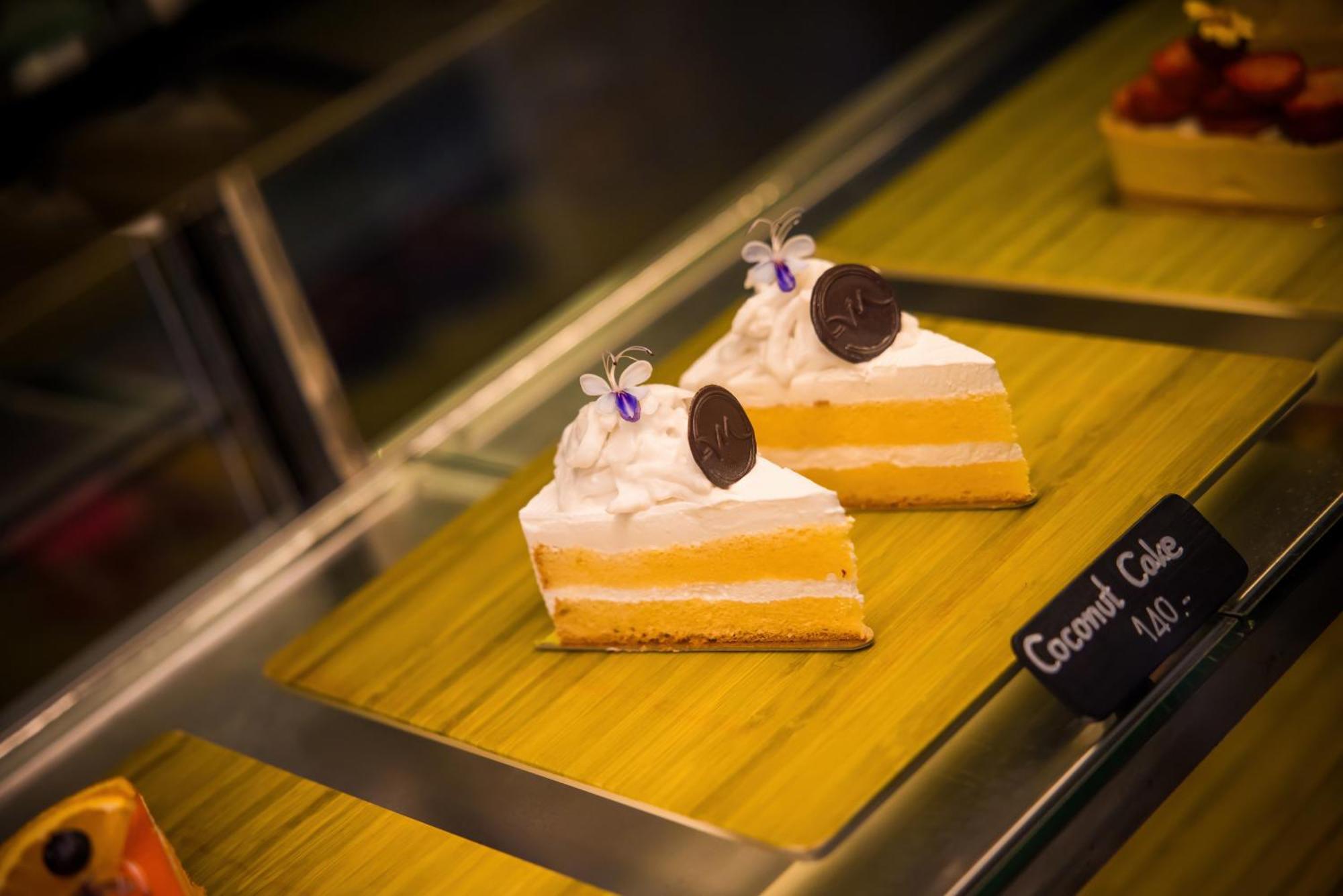 Grand Mercure Phuket Patong Εξωτερικό φωτογραφία Coconut cake