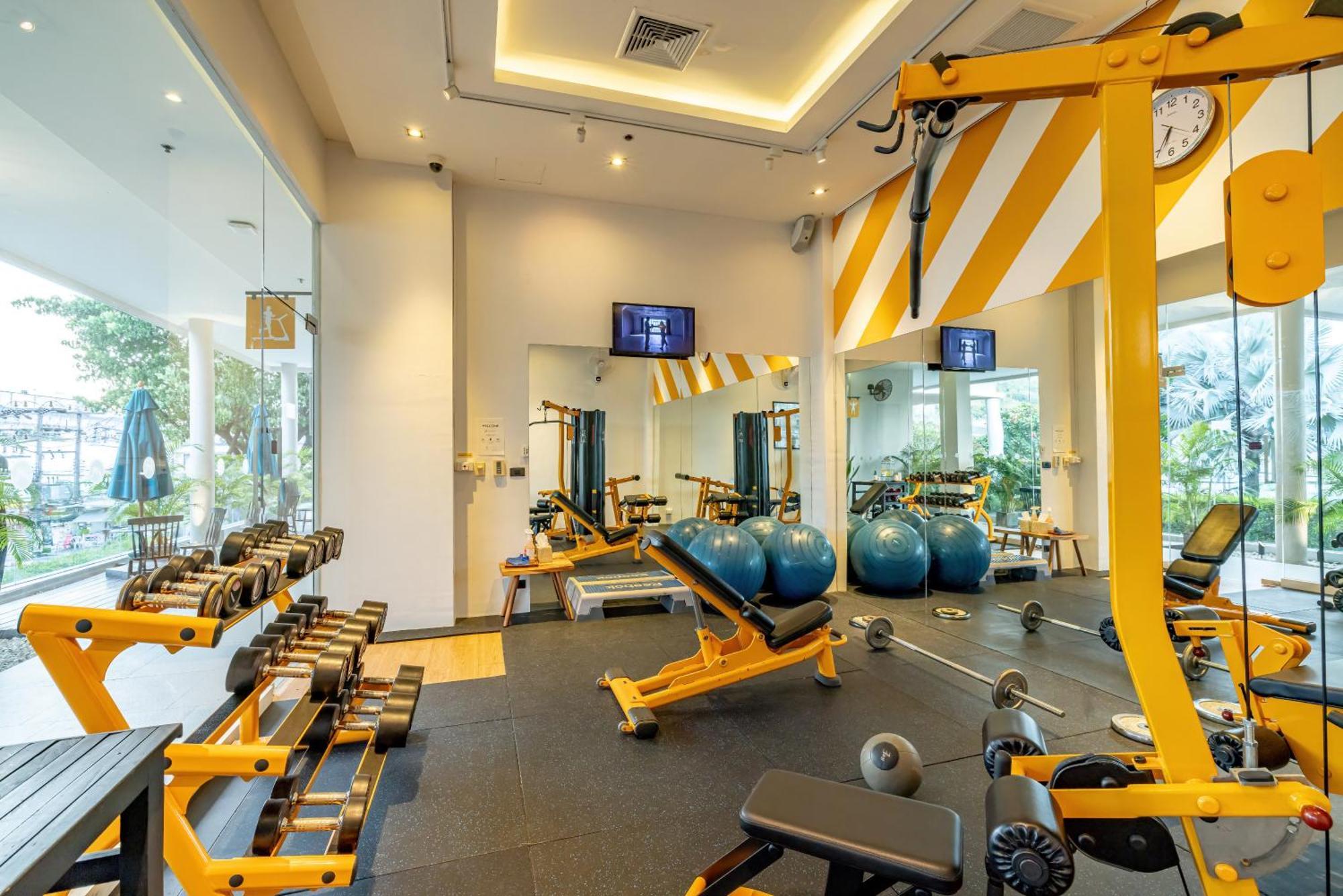 Grand Mercure Phuket Patong Εξωτερικό φωτογραφία The gym at the hotel