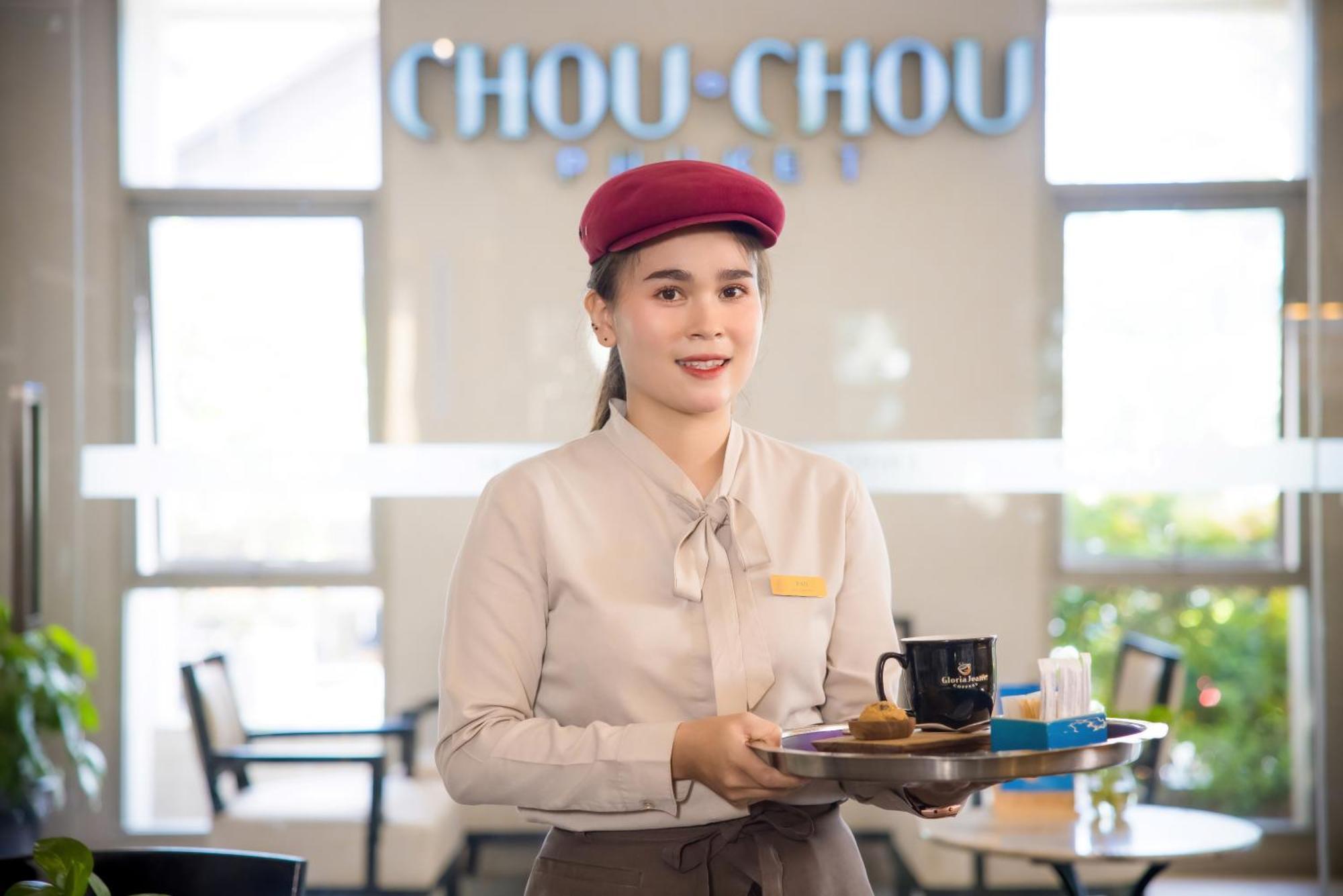 Grand Mercure Phuket Patong Εξωτερικό φωτογραφία A waitress in Vietnam