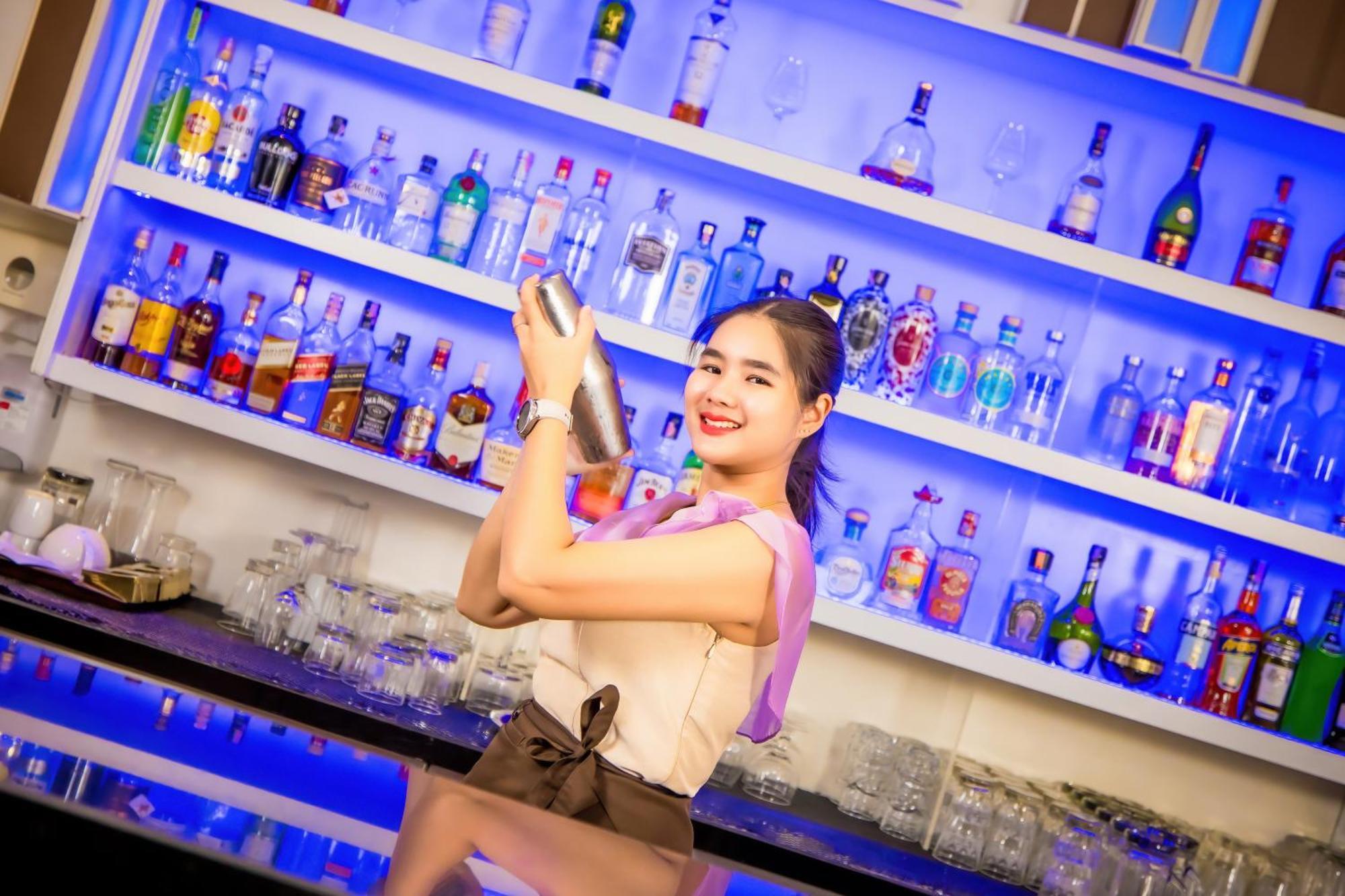 Grand Mercure Phuket Patong Εξωτερικό φωτογραφία A bartender in Vietnam