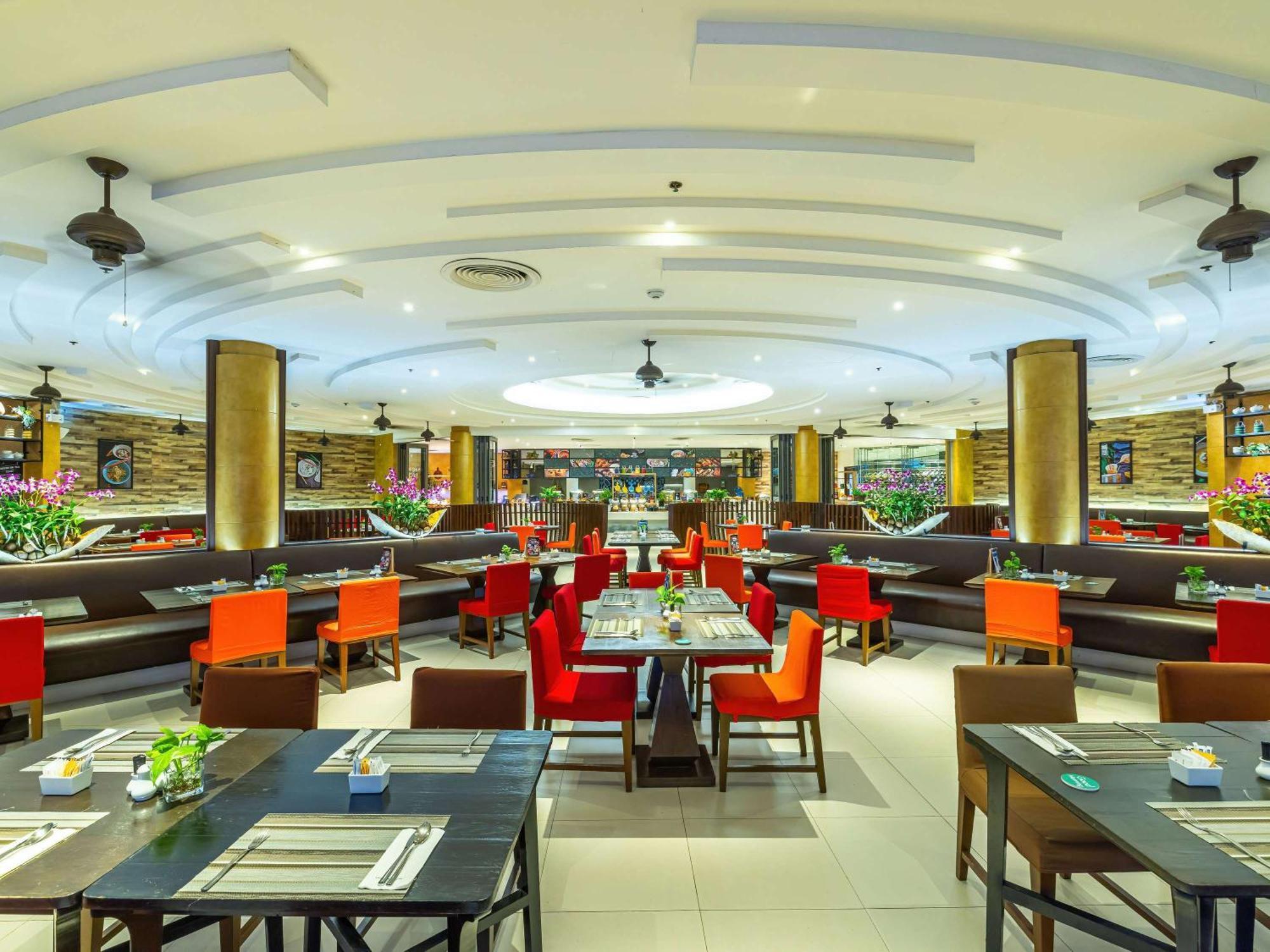 Grand Mercure Phuket Patong Εξωτερικό φωτογραφία The interior of the restaurant