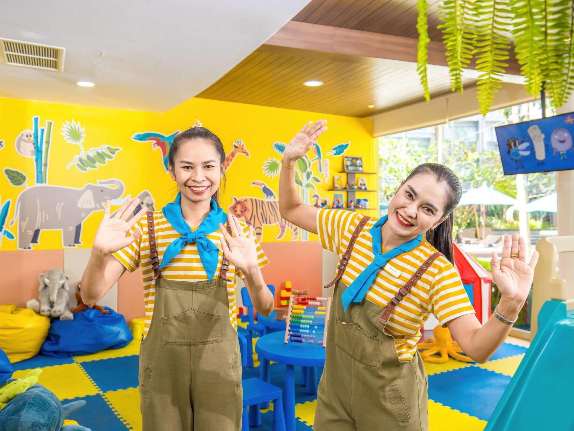Grand Mercure Phuket Patong Εξωτερικό φωτογραφία The staff of the zoo