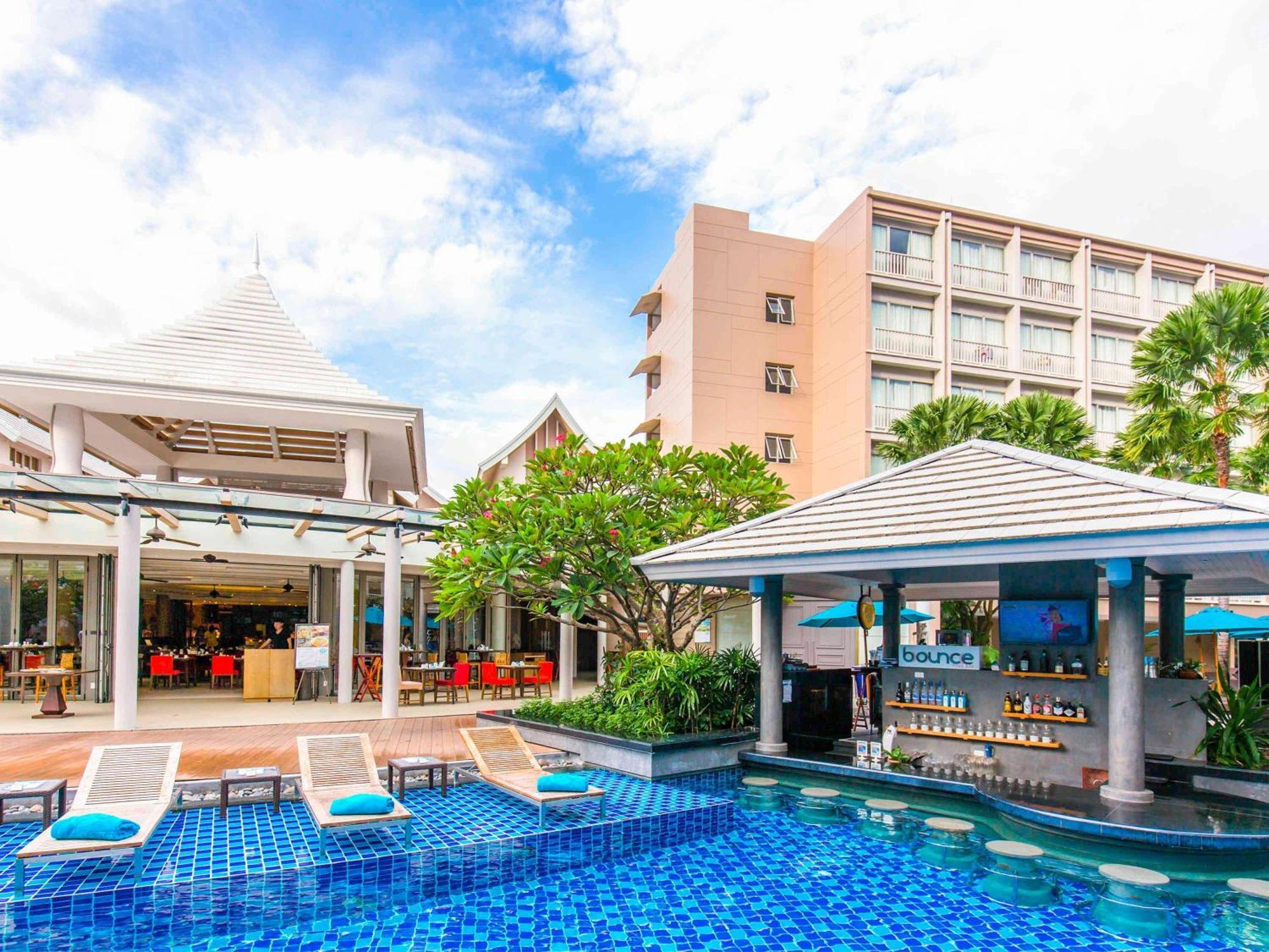 Grand Mercure Phuket Patong Εξωτερικό φωτογραφία The swimming pool at the hotel