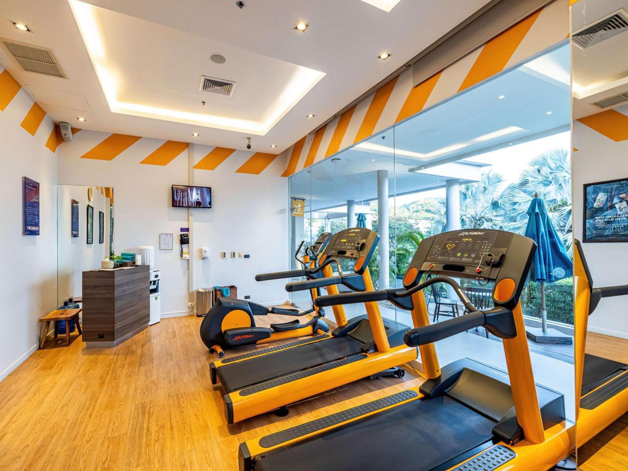 Grand Mercure Phuket Patong Εξωτερικό φωτογραφία The gym at the hotel