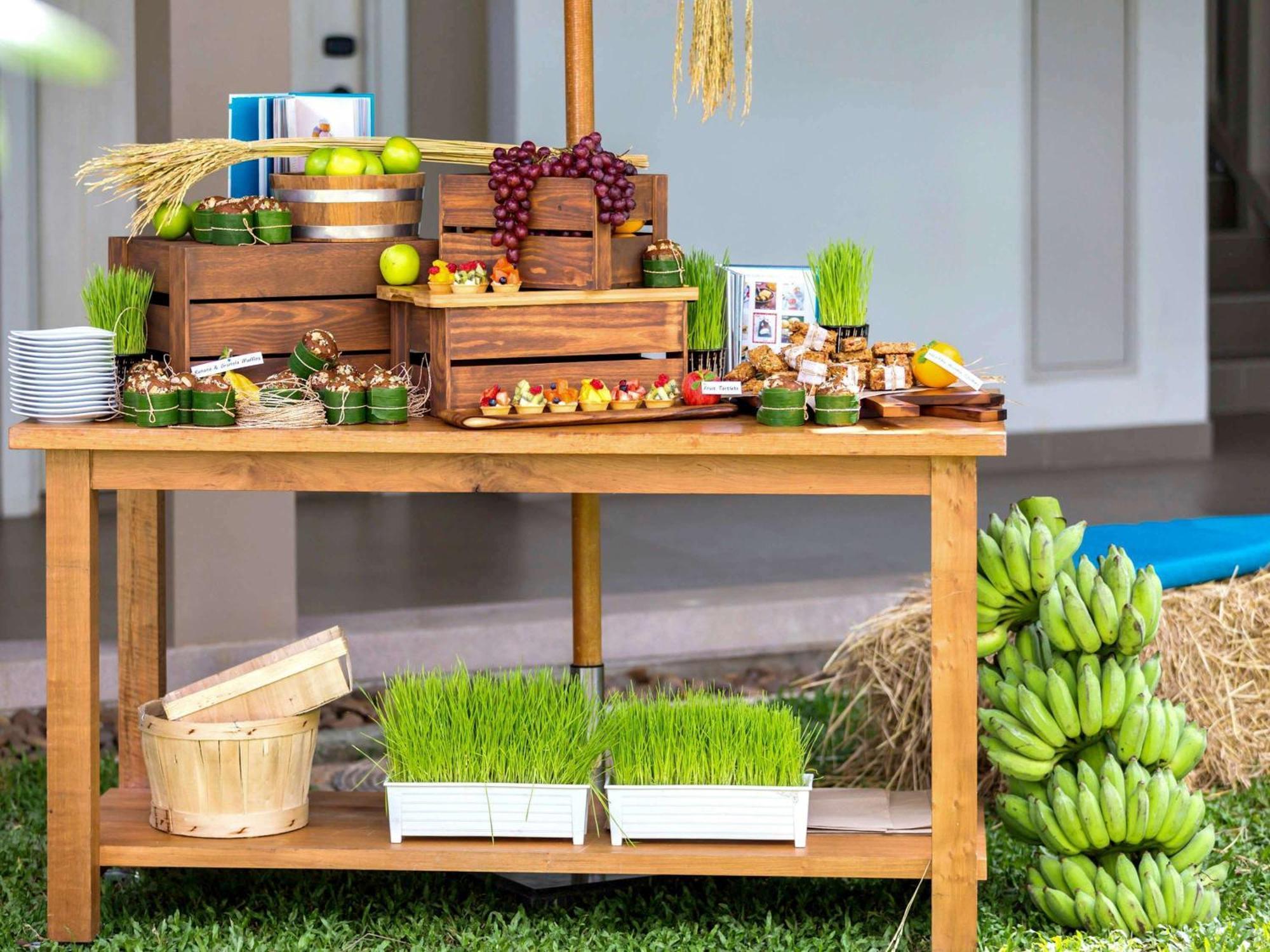 Grand Mercure Phuket Patong Εξωτερικό φωτογραφία Wheatgrass at a buffet