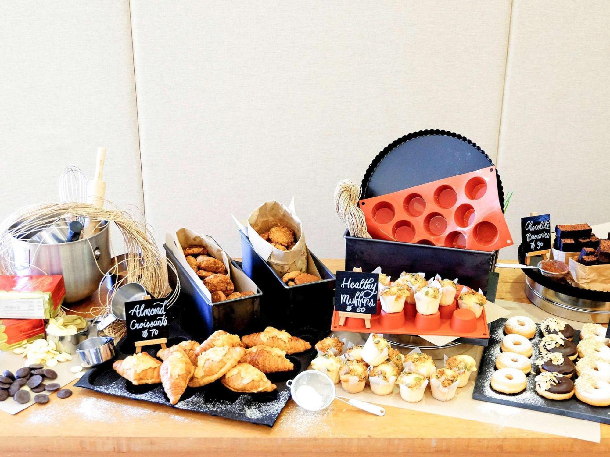 Grand Mercure Phuket Patong Εξωτερικό φωτογραφία A dessert buffet