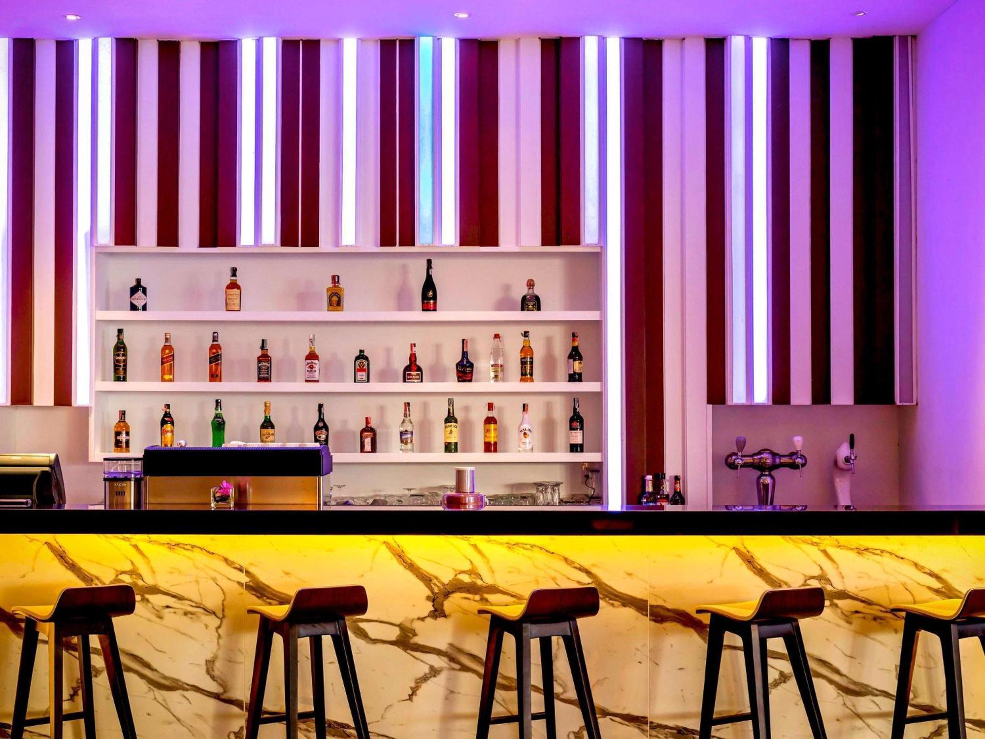 Grand Mercure Phuket Patong Εξωτερικό φωτογραφία The bar at the hotel