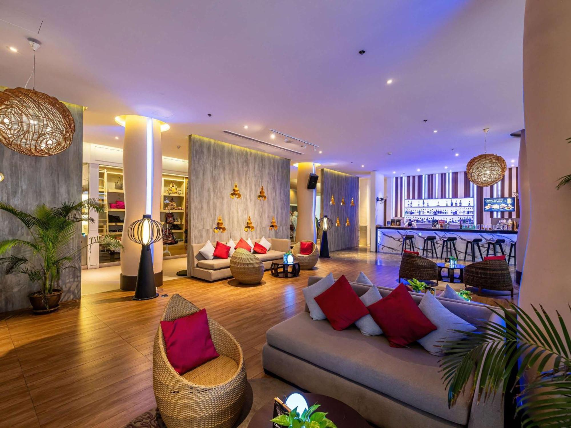 Grand Mercure Phuket Patong Εξωτερικό φωτογραφία The lounge at the hotel